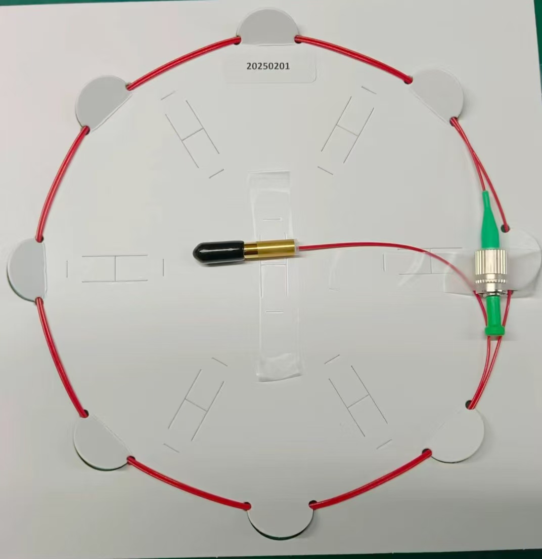Colimador de fibra de alta potencia que mantiene la polarización